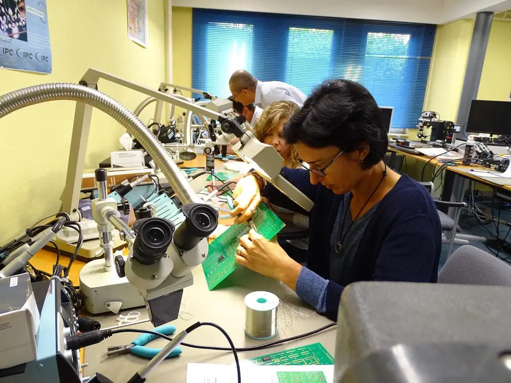 De Basiscursus Handsolderen is voor medewerkers van verschillende bedrijven interessant