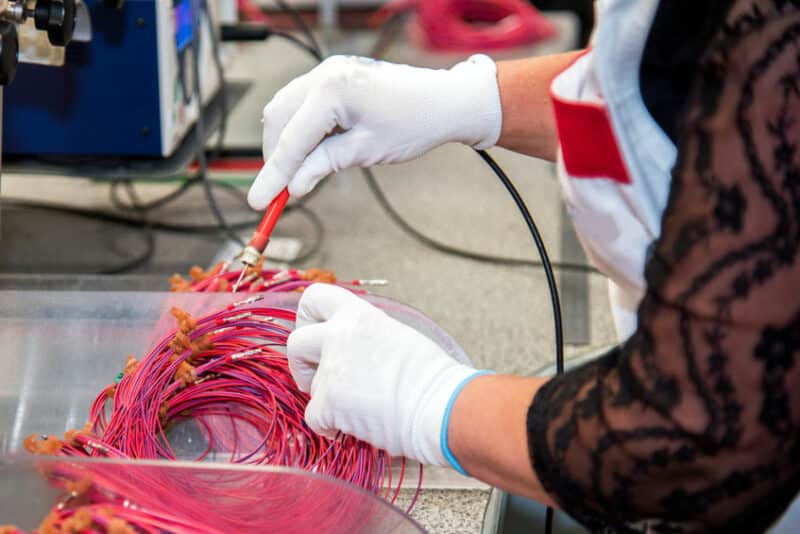 the worker tests for the definition of quality part of the wirin Kabel- en bedradingstechnieken training en certificering