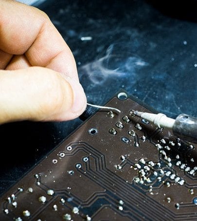 person-soldering-chip-2628105 Certified PIEK Operator - Quality criteria Rework, modification and repair of electronic assemblies