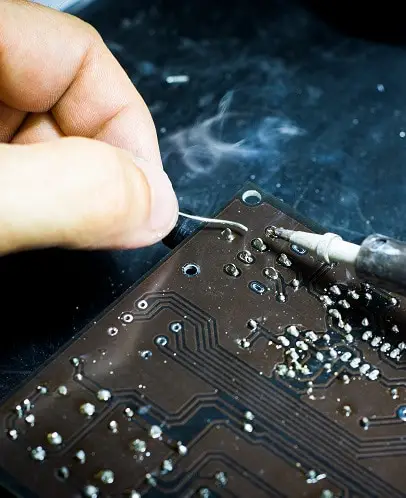 person-soldering-chip-2628105 Certified PIEK Operator – Qualitätskriterien Nacharbeit, Änderung und Reparatur von elektronischen Baugruppen